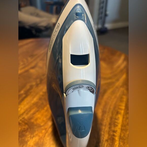 BLACK+DECKER Easy Steam Compact Iron, True-Glide Non-Stick Soleplate, Steam - Picture 8 of 9